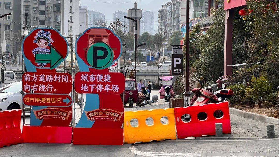 从高速路一下沿途有武陵不夜城的导视导牌并且街区内有1000多个地下