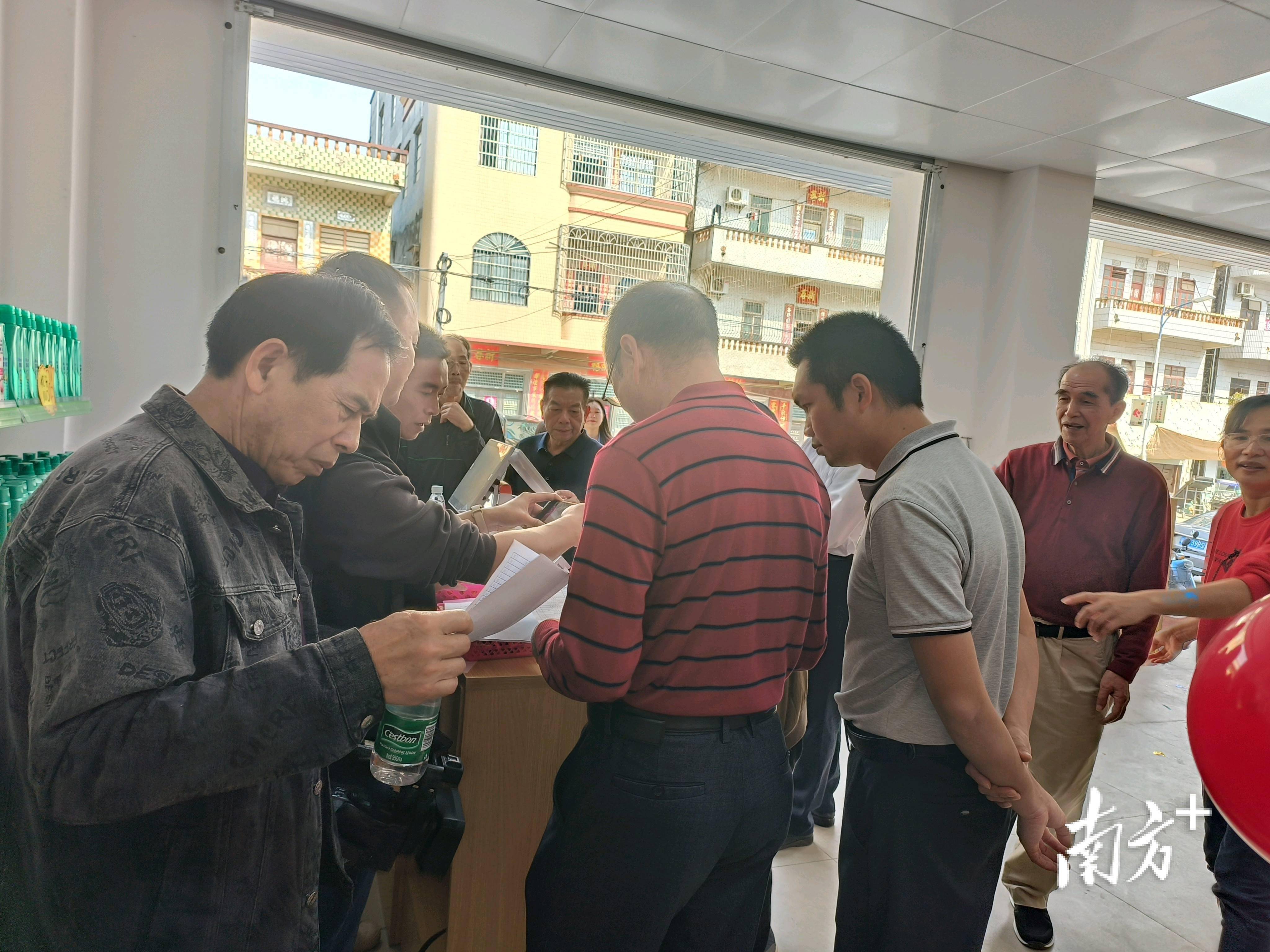 电白霞洞社区乡村振兴积分超市开业获赞,300多件商品兑换出去了_群众