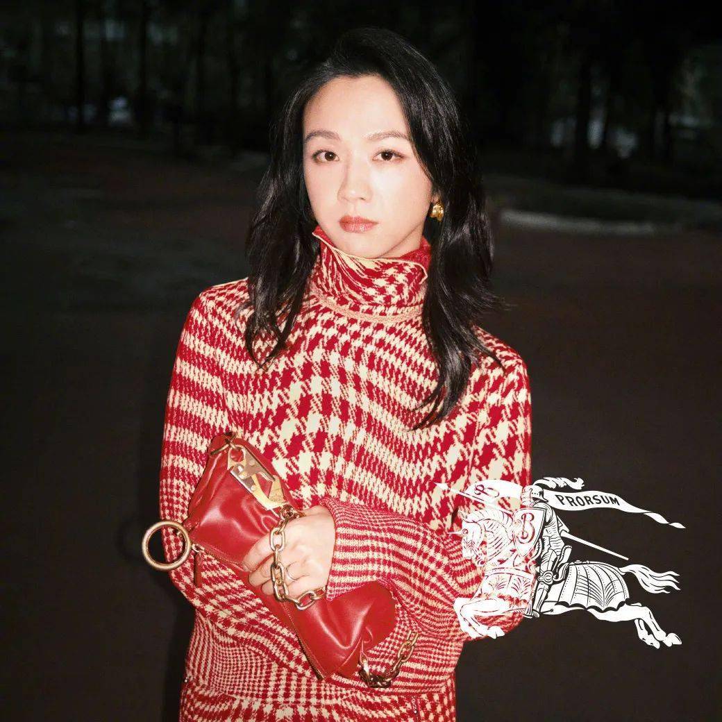 这位在颜色上玩花样的选手,仿佛从蛇皮袋上汲取的灵感.