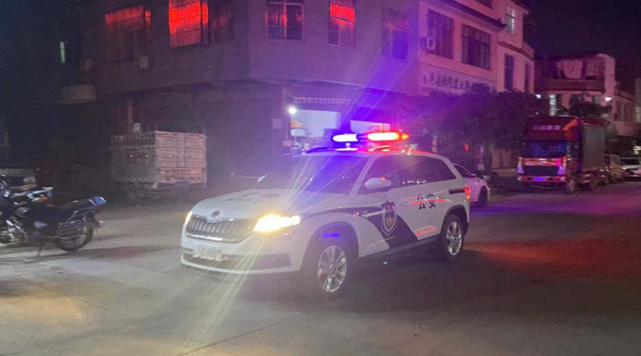 安全感,是无论夜色多暗,大街小巷闪烁的警灯,是不管多晚,当你夜幕归家