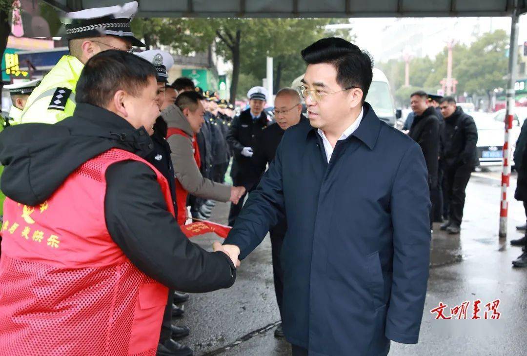 在龙年春节即将到来之际,衡阳市委副书记,耒阳市委书记赖馨正率队看望