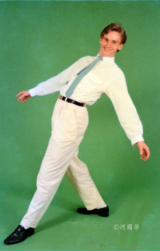 第一个正式签约的外国演员当时的tvb缺少外国面孔但很多剧集都需要有