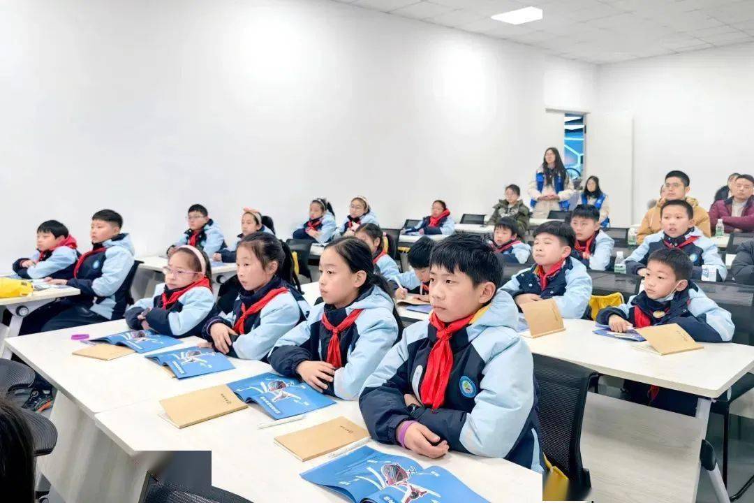 无锡市南湖中学的同学们走进社区,化身乐于实践的巧手龙,在专业老师的