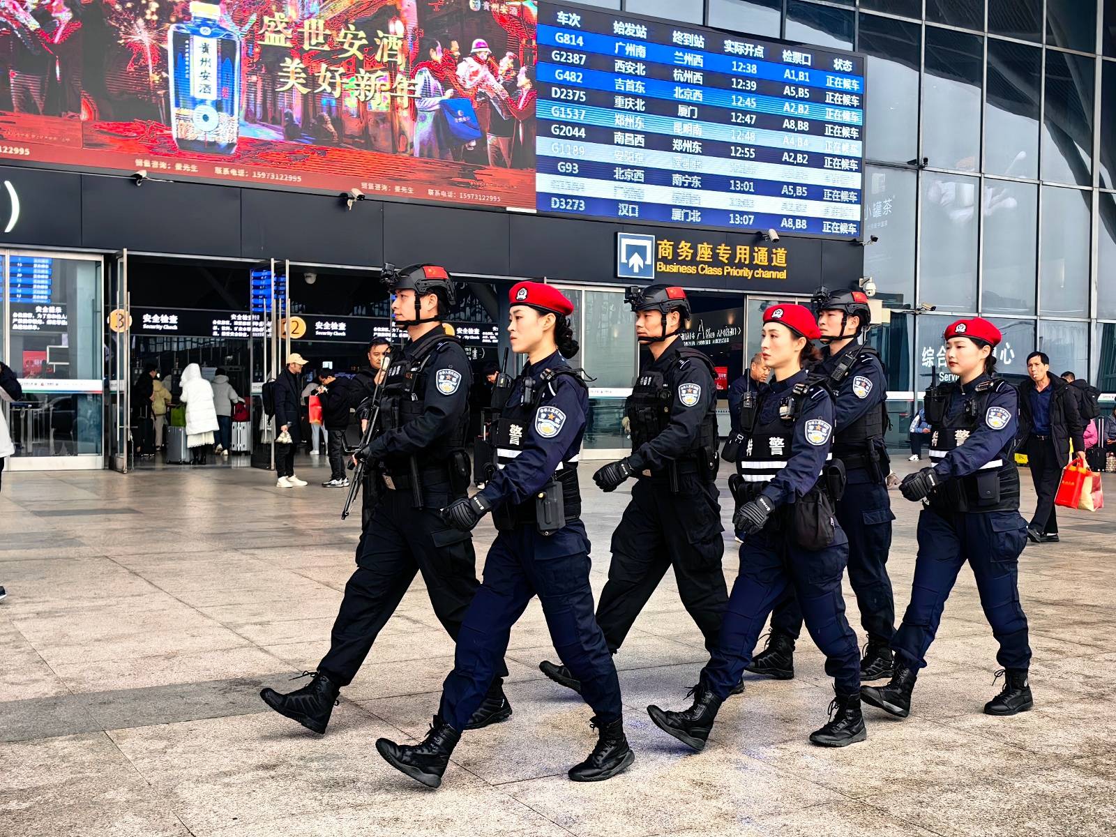 春节期间,武汉公安启动高等级勤务确保平安祥和_群众