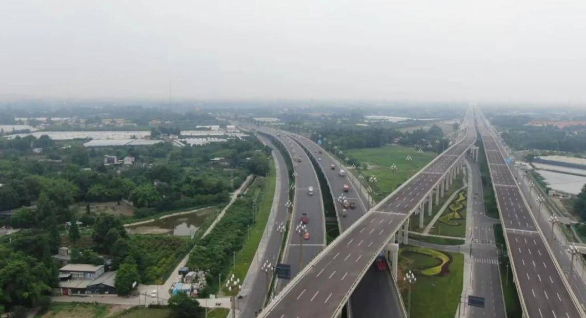 据悉,天府大道北延线(三环-天龙大道)紧邻地铁5号线站点九道堰,距