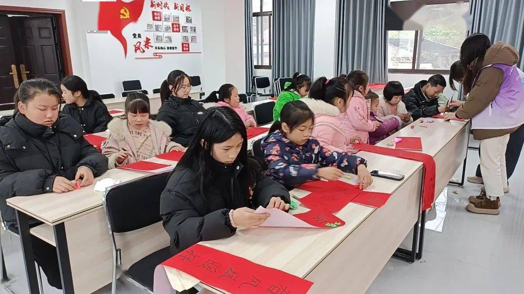 2月4日上午,遂宁射洪市金华镇西山坪村"童伴之家"里,一群年龄不一的