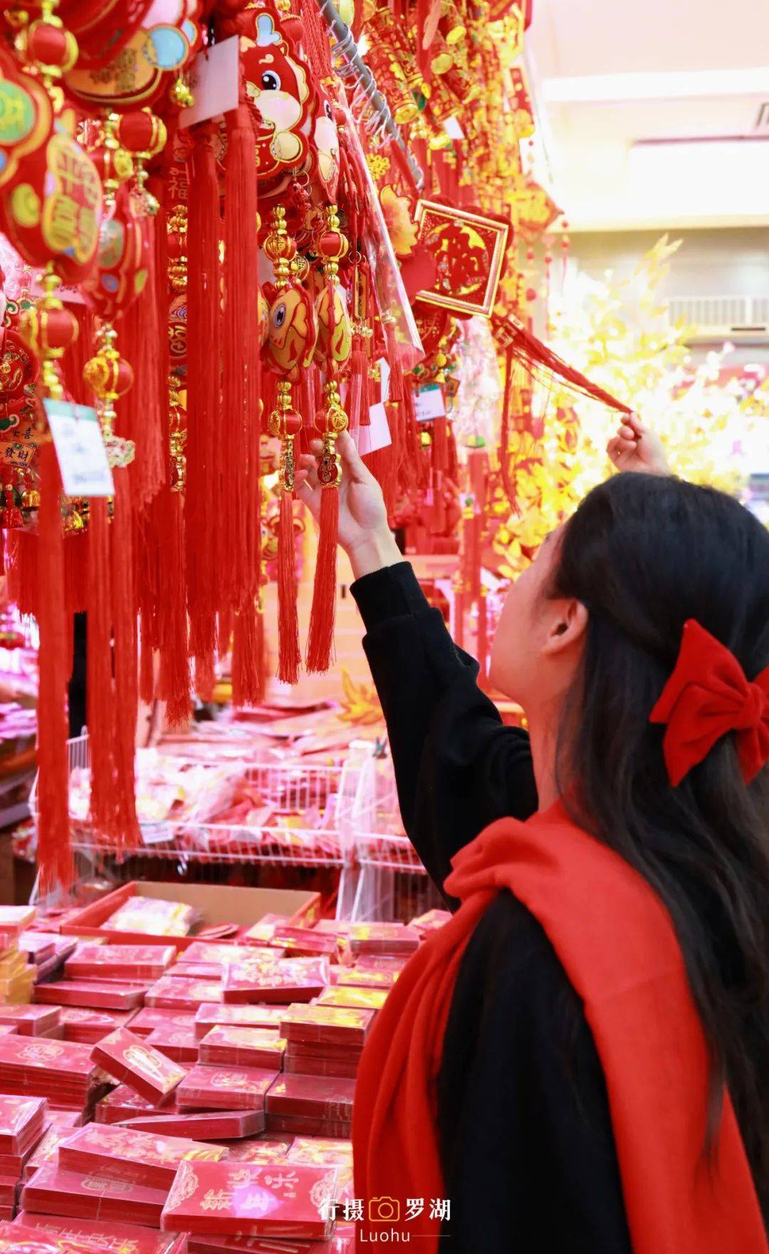 利是封商场和店铺摆满红色的商品和装饰大街小巷随处可见大红灯笼彰显