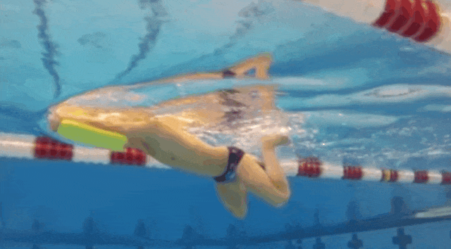 技巧| 蛙泳蹬腿不走水?学会这三个细节,轻松突破_动作_脚掌_双腿