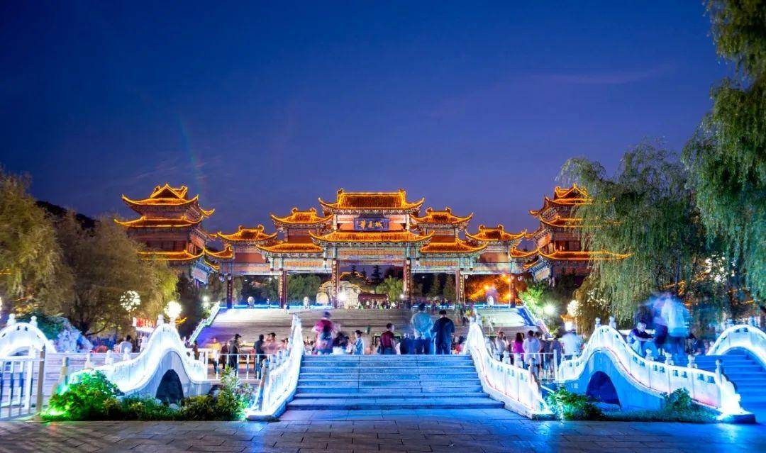 华夏城景区咨询电话:0631-5287807活动内容:实行首道门票半价优惠