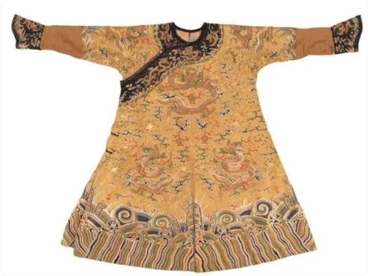 清代明黄色实地沙盘金绣小龙袍,前胸,后背饰正龙各一,两肩各饰正龙一