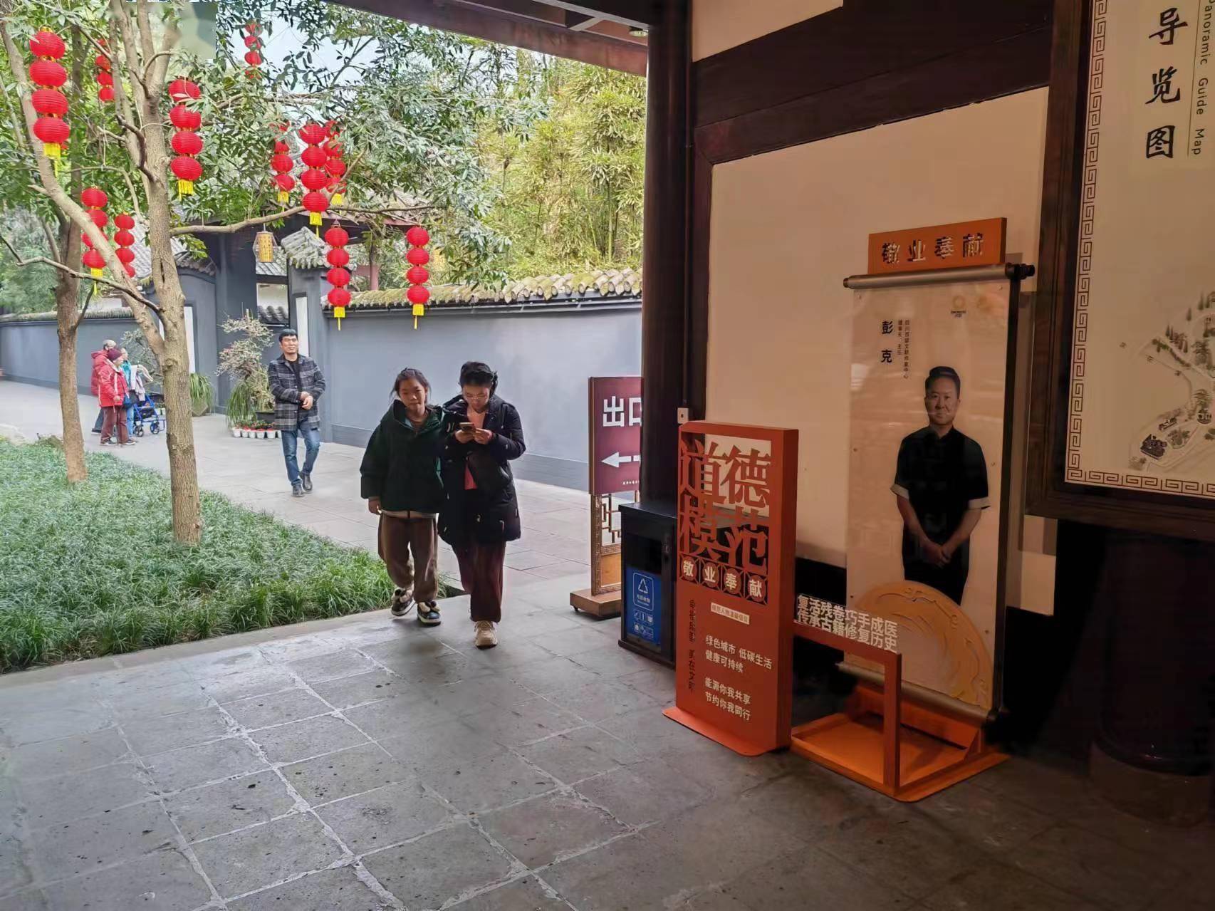 除夕最后一班岗 "榜样巴士"送你平安回家_文明_杨森