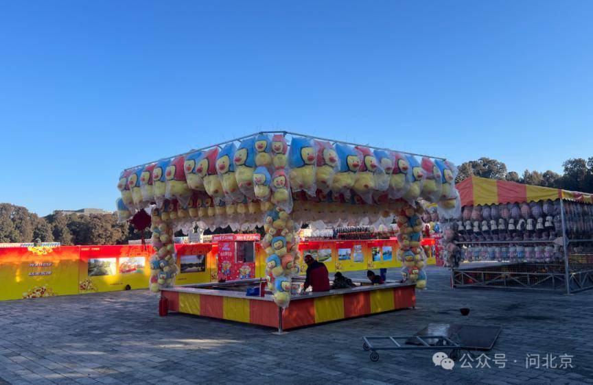 雍和宫桥底下就有停车场,拐弯的大厦那边也有大型的停车场,离地坛公园