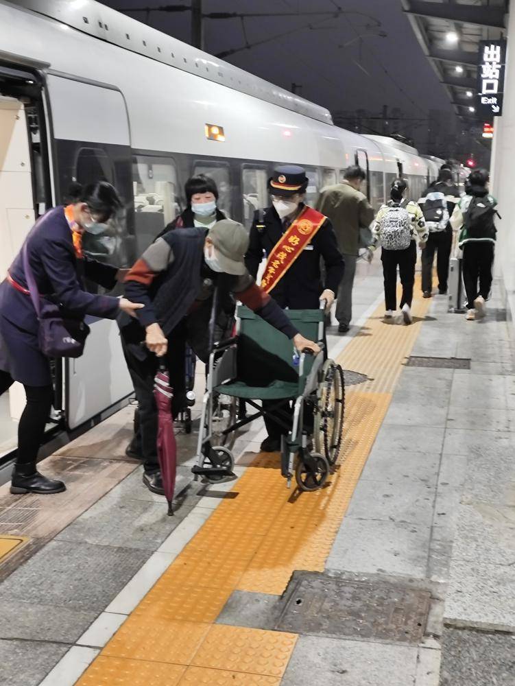 守护春运"好心茂名"服务与你相伴_旅客_熊蕾_轮椅