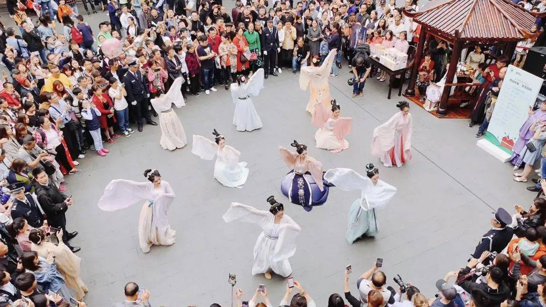 国潮快闪现身嘉定镇街道疁城新天地_活动_嘉定区_市民