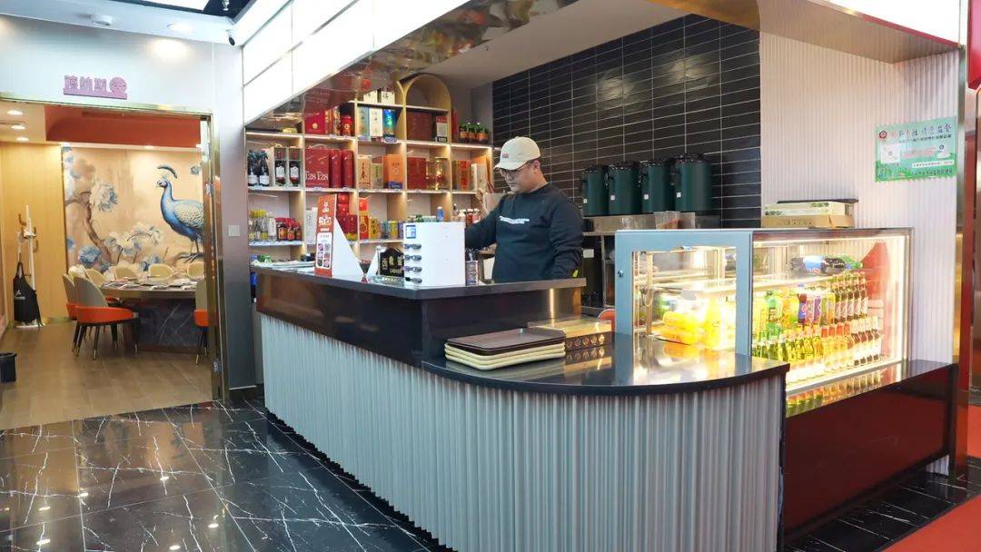 吉木乃县牛掌柜火锅店,优美的就餐环境,整洁的后厨让人眼前一亮,不少