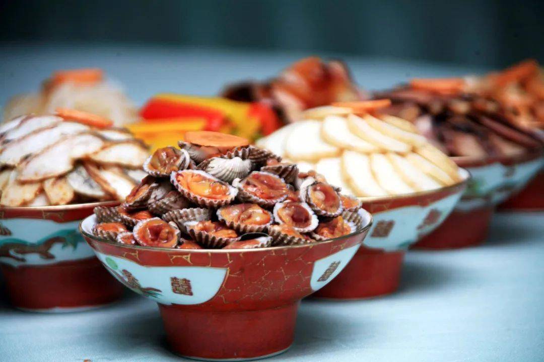 根据老一辈瓯菜名厨介绍,传统味的温州分岁酒,以腊味年糕"年