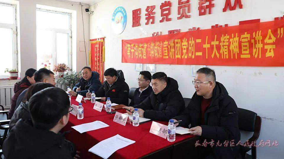 2月8日,区委书记陈亮走访慰问苇子沟街道脱贫村庆阳村,东兴村,为驻村