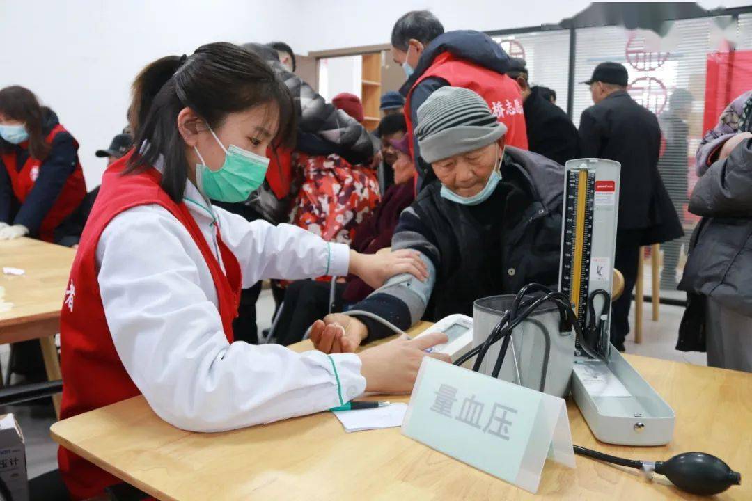 惠老敬老 同享新年粉墨缤纷,同唱梨园欢歌;锣鼓铿锵,奏响锡剧雅韵.