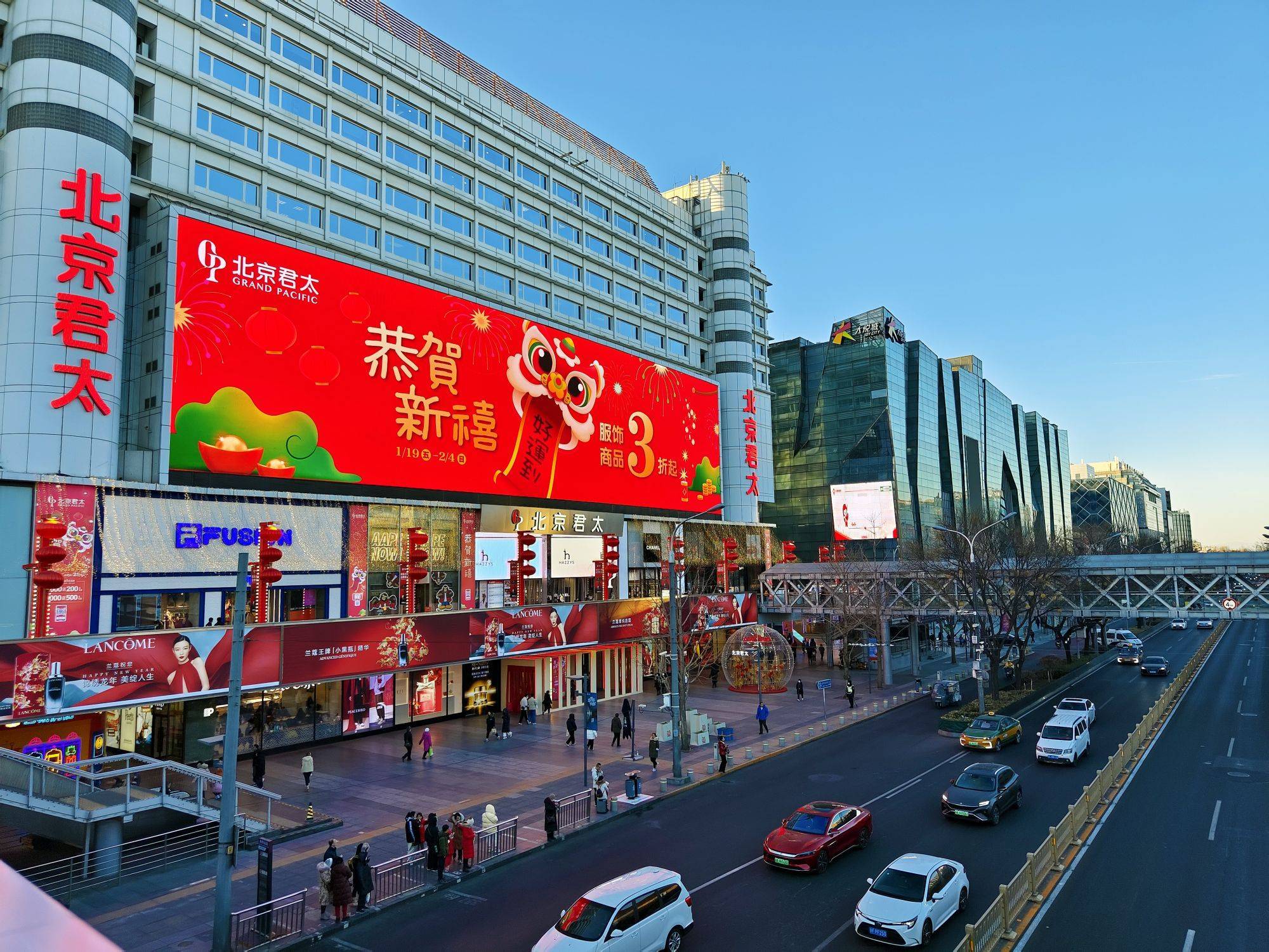 走在西单街头,特别是华灯初上时,不仅各大商场用户外灯光打造出时尚