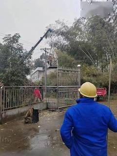 受访单位供图据悉,大屯营镇已发动258人次,调集油锯,砍刀,楼梯等工具