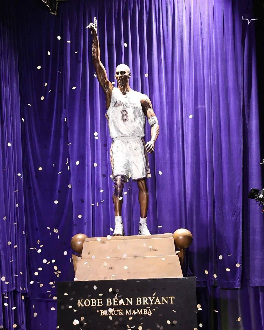 浅谈一下科比雕像_耐克_周边_logo