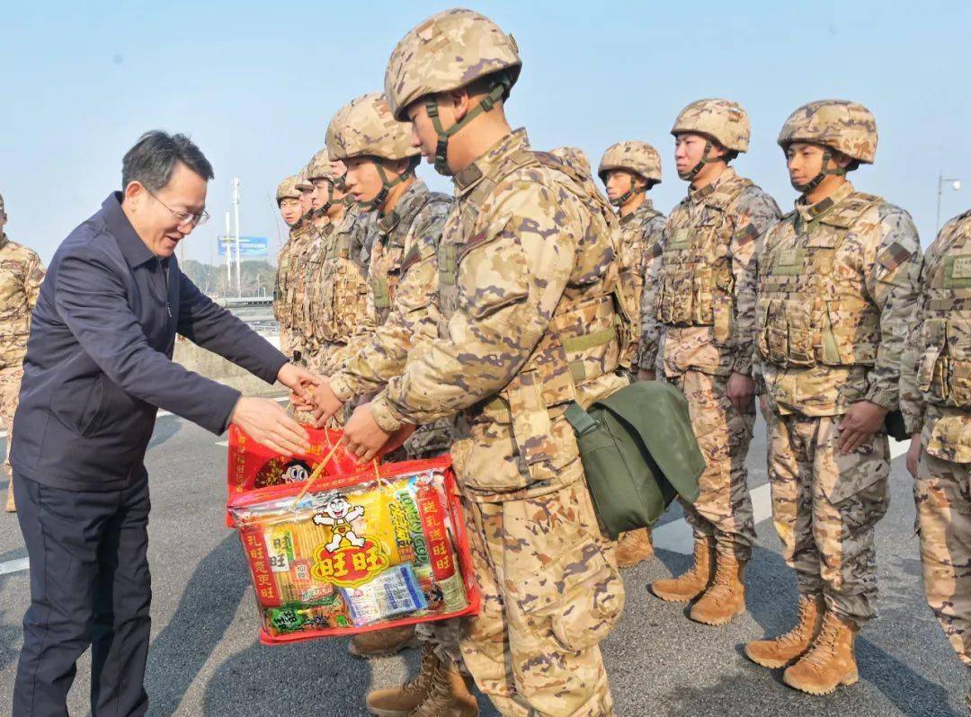 二期扩建工程常务副总指挥徐长富,机场公司党委委员,副总经理汤景春