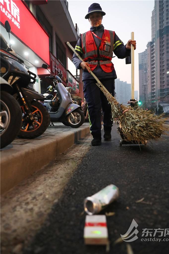 为全年无休的环卫工人送上寒冬中的温暖_公司_薛梅_上海