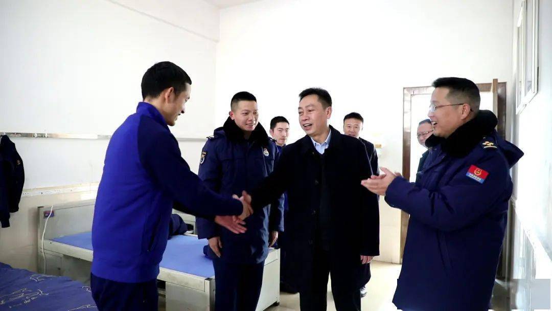 2月10日,农历大年初一,县委副书记,县长黄永英先后到县应急管理局