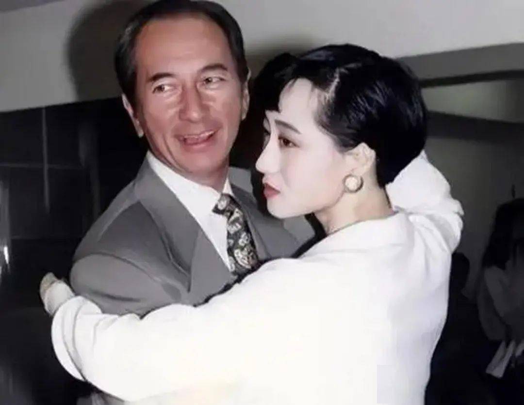 李连杰近照引热议,满脸老年斑脱发严重,利智也老了,认