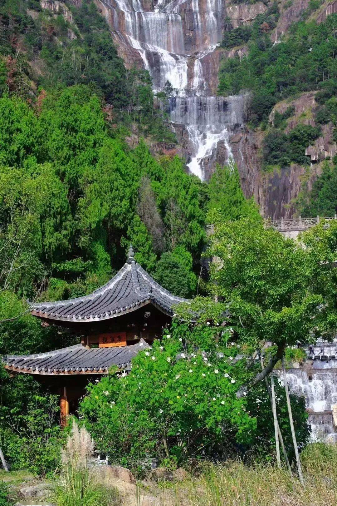 紫芝黄鹤应相识,梅福年来鬓欲华.四郭青山连市合,一江寒水抱城斜.
