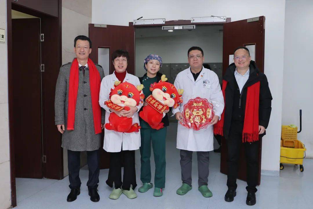 大年初一,院领导带队看望慰问坚守在一线的