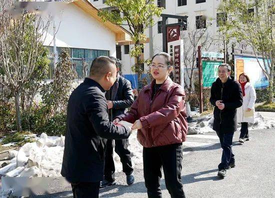 大年初一 吴俞萍带队走访慰问春节坚守岗位的一线干部