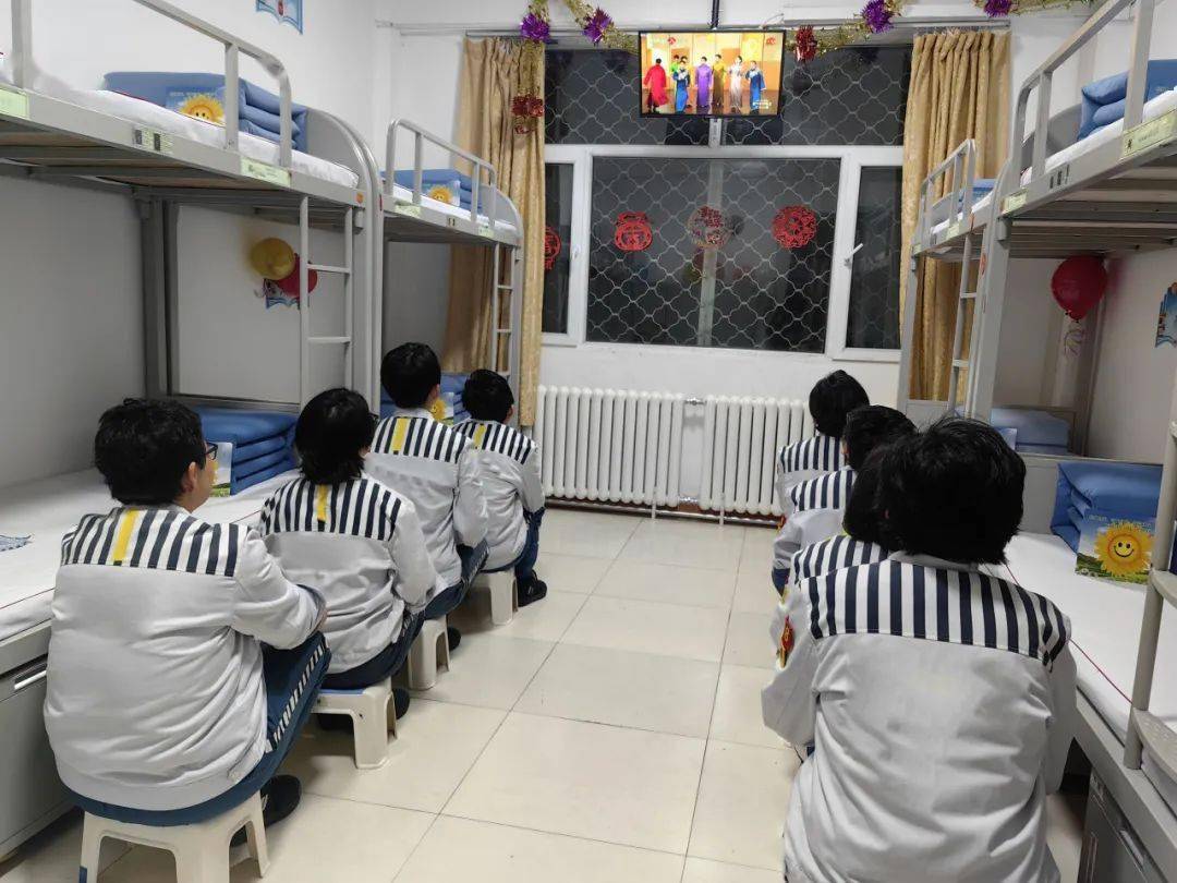 节日期间,青海省女子监狱组织全体服刑人员举行升旗宣誓仪式等庆祝