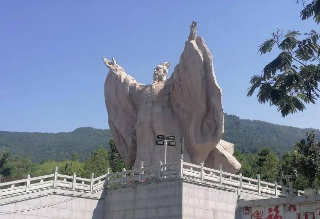 中午,回到洋县县城,选择一家餐厅,点上一份汉中熬菜,或者来一份蒜苗炒