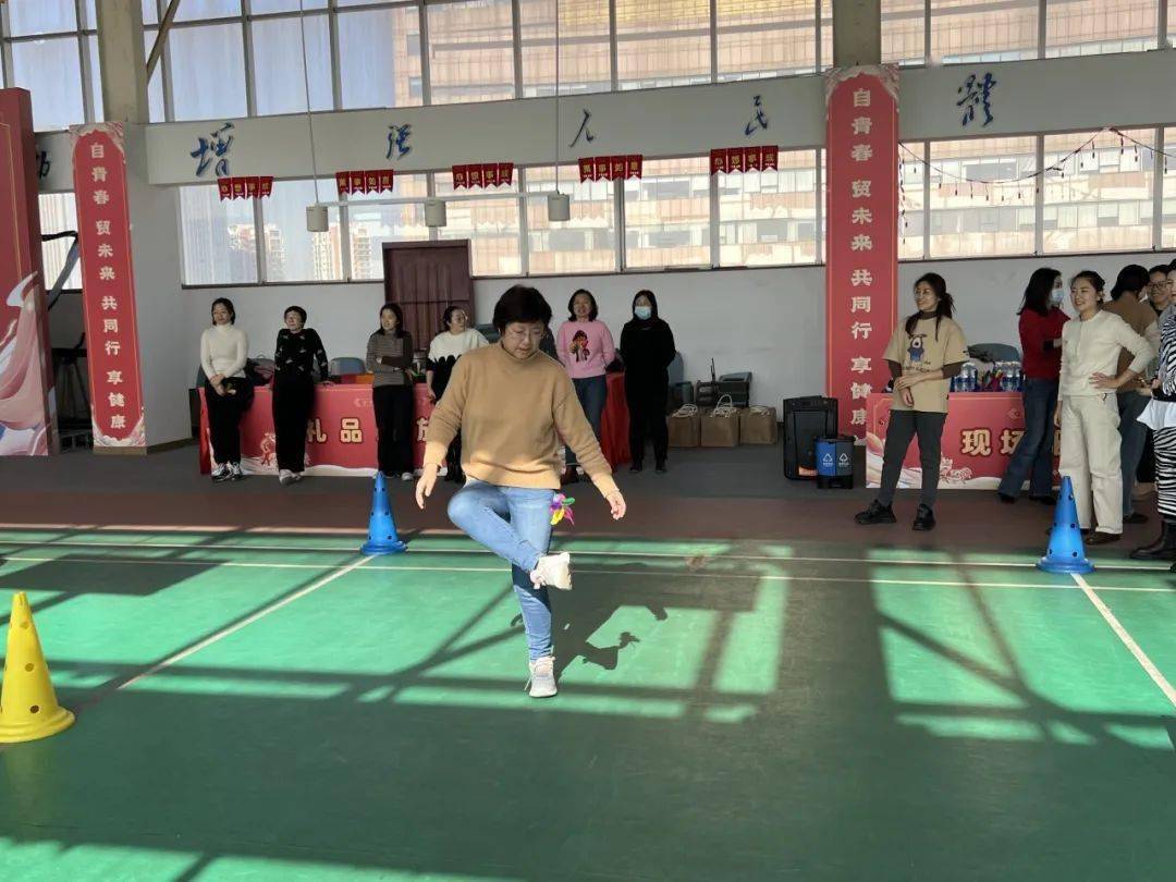 查看更多趣味活动在1分钟踢毽子裁判员的一声哨响下拉开序幕,毽球在