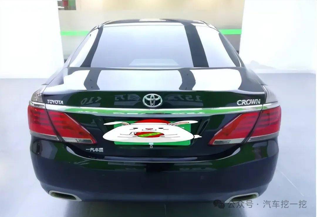 今天,我们来谈谈第13代皇冠,该车配备了2.5自吸v6发动机和6at变速器.