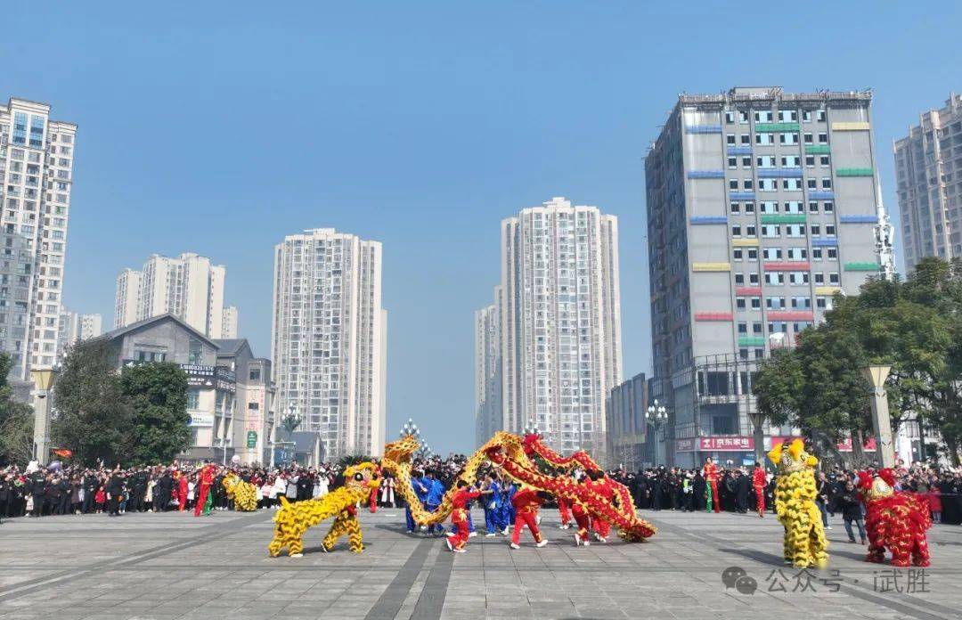 【网络中国节·春节】人从众叕,大年初一武胜真热闹!_