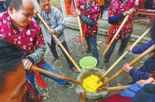 清晨祭神用鲜花素果,中午祭神则用牲醴,及一碗"春饭".