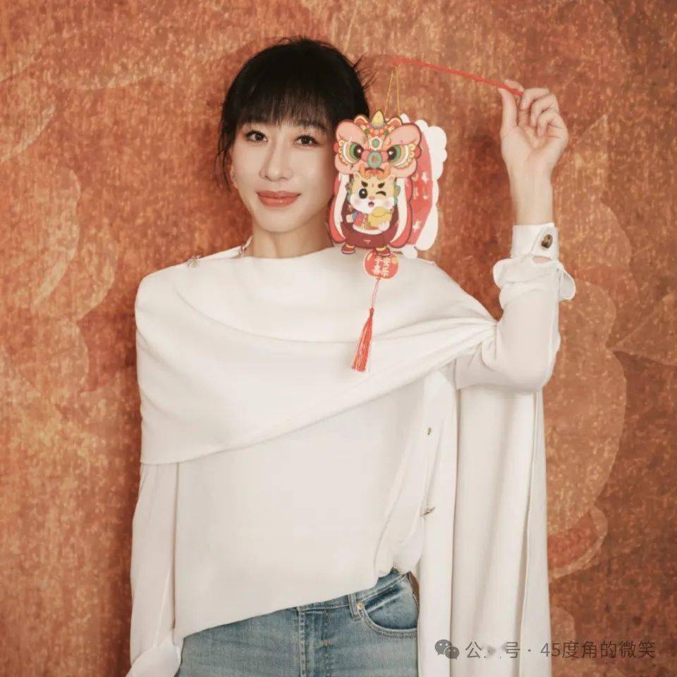 第一次上春晚就惊艳全场,一首《枕着月光的她》让任素汐火出了圈_歌曲