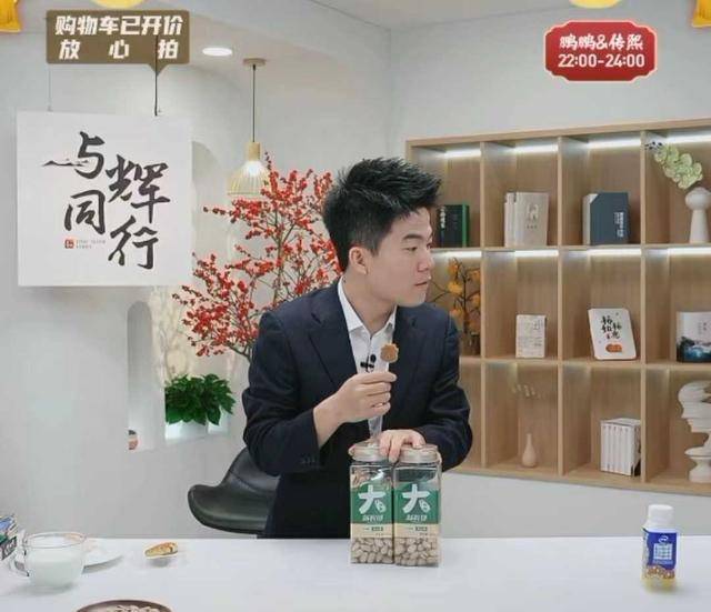 中国乒乓球队汇聚了十位崭露头角的风华正茂球员，每一...