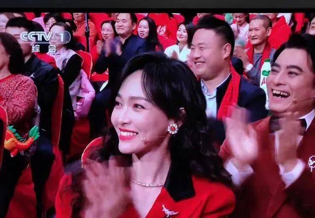 刘谦春晚魔术,最大的漏洞出在主持人,网友笑不活了_表演_扑克牌_观众们