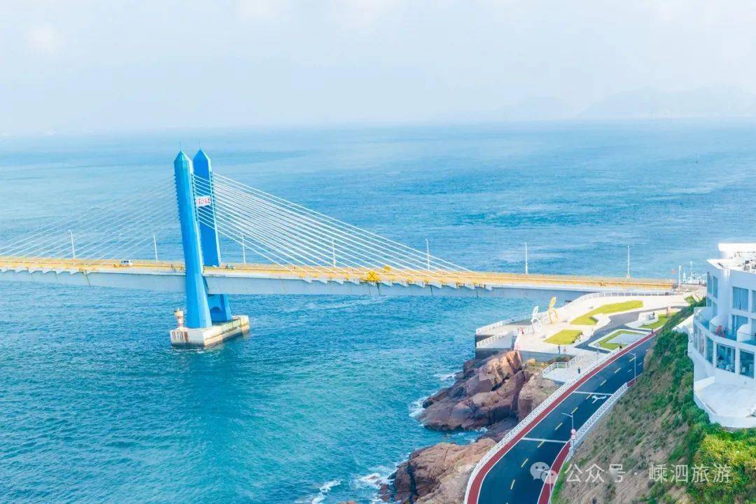 午后我们可以乘坐公交,跨过三礁江大桥,看着海色连波去枸杞岛发现新的