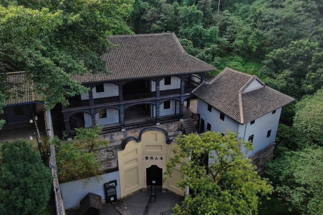 74开放时间:曾家岩50号(周公馆)开放时间为每日9:00-18:30;其余景区