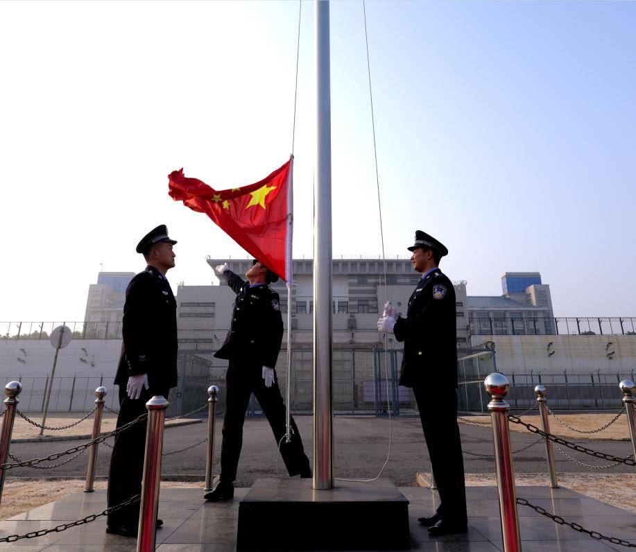 【2024龙行龘龘】气场两米八,监狱民警国旗班向你走来