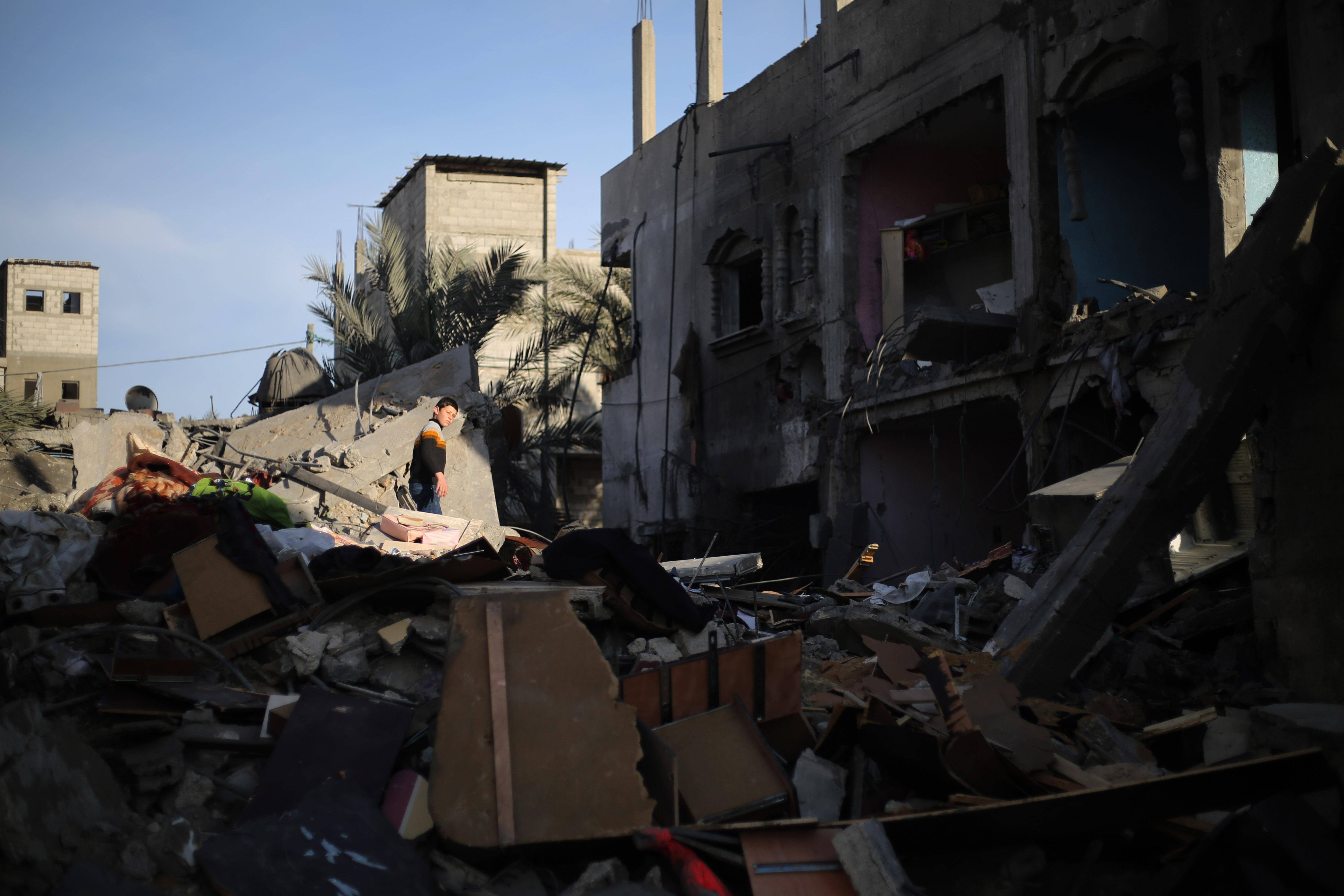 这是2月12日在加沙地带南部城市拉法拍摄的以军袭击后的废墟.