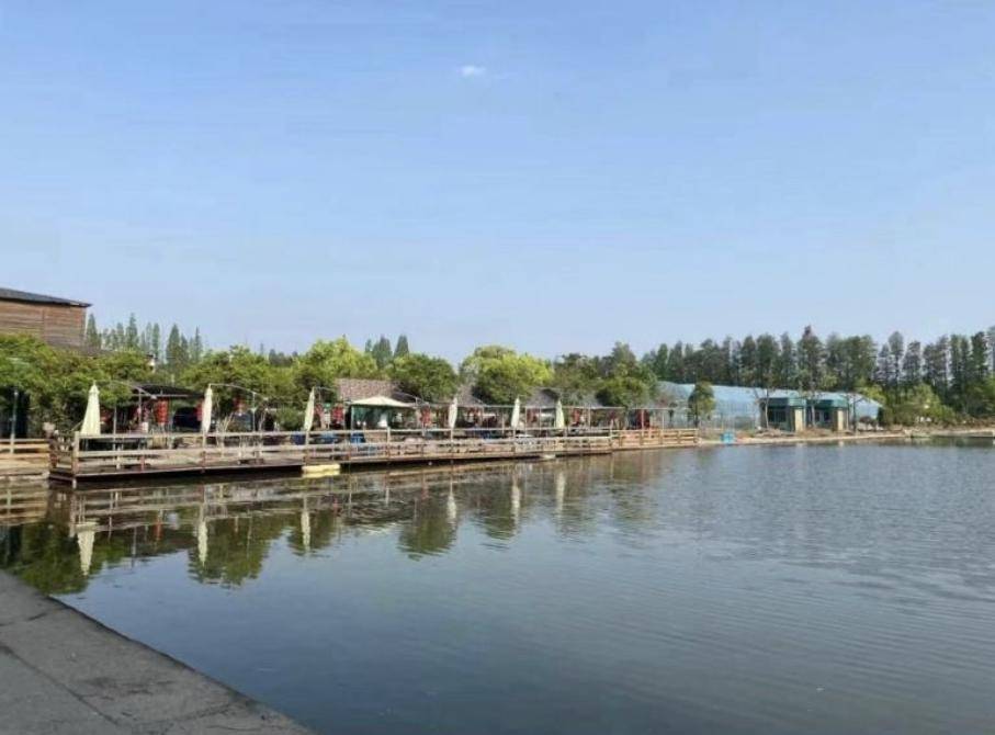 农庄占地300多亩,是集生态养殖, 果蔬种植,竞技垂钓,休闲垂钓,餐饮