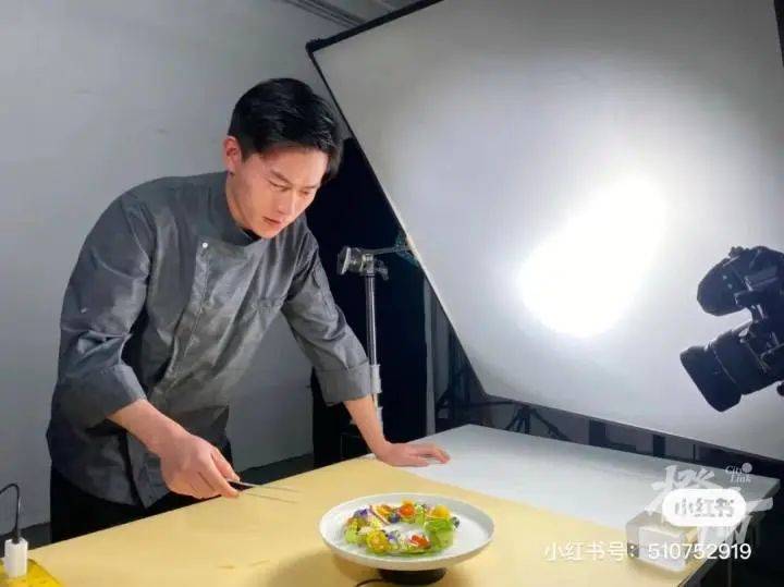 2022年底,丁尧因为一次偶然的机会接触了上门私厨,他觉得这个方向大