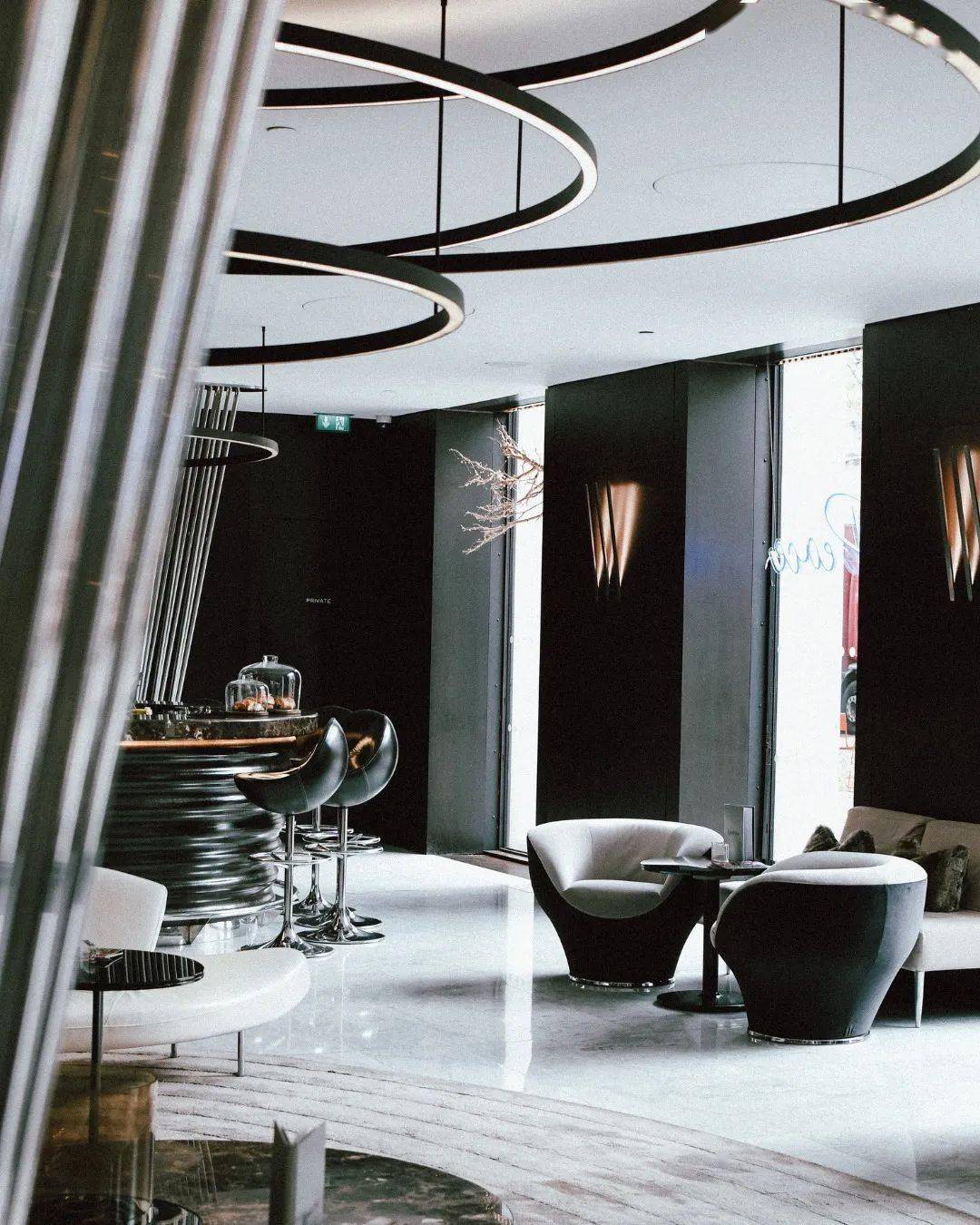 该露台酒吧在2013年伦敦me酒店开业后正式更名为radio rooftop酒吧