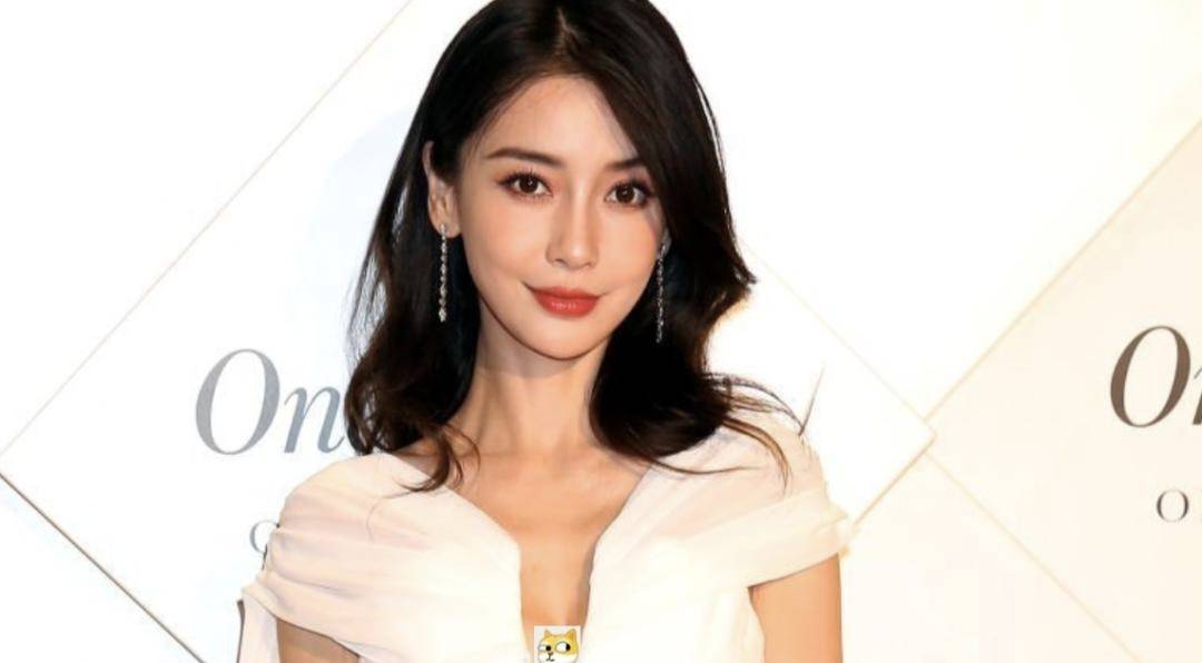 迪拜出席活动,戴15万名表,被嘲皮肤