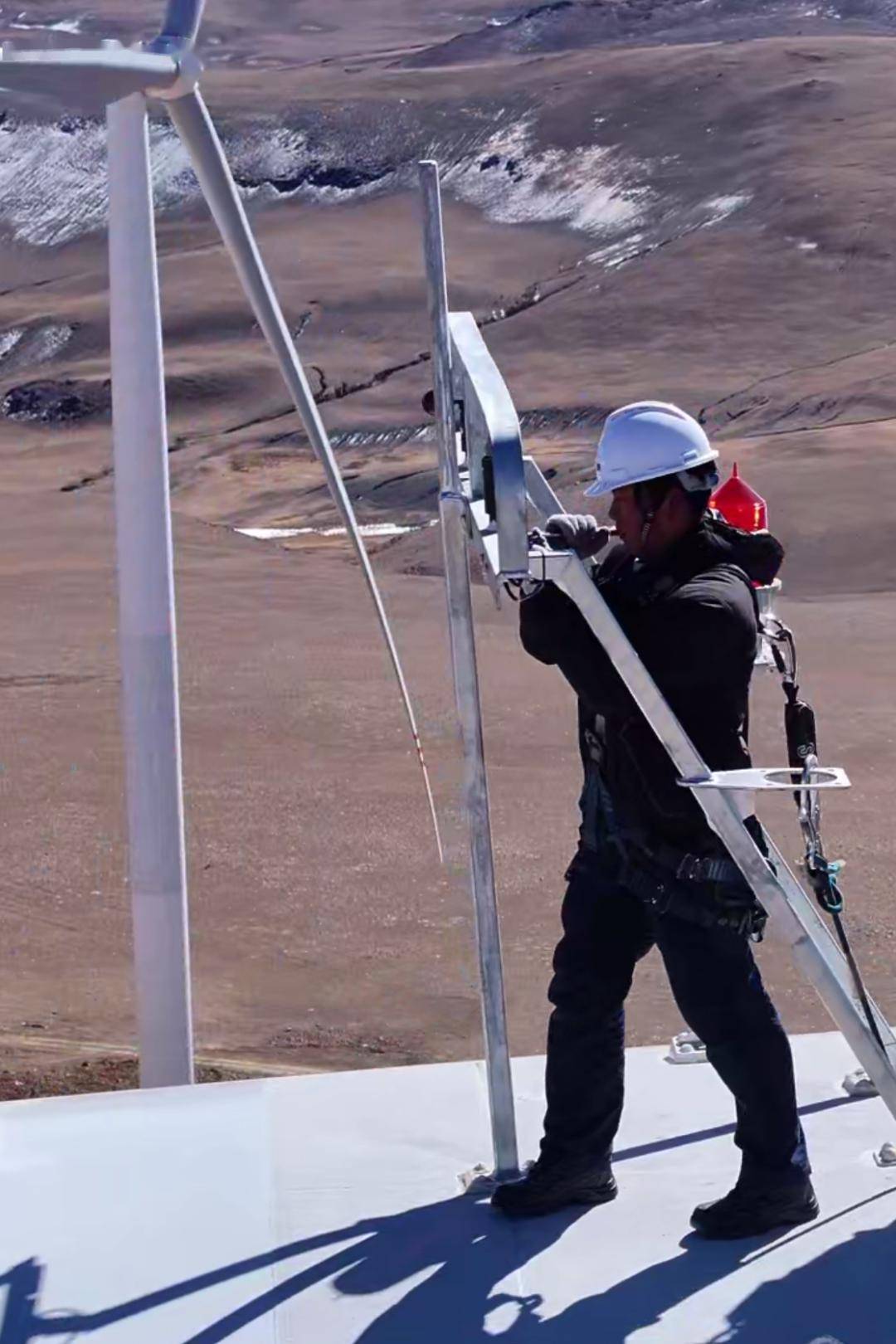 措美哲古风电建设项目部工程师李威说:"同样在机舱里拧螺栓的工作